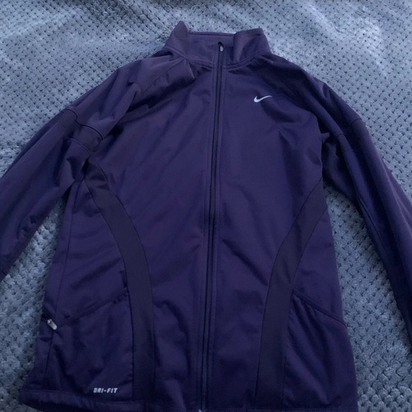 BUNDLE OF NIKE RUNNING JACKET AND SHORTS !!! - Picture 3 of 7